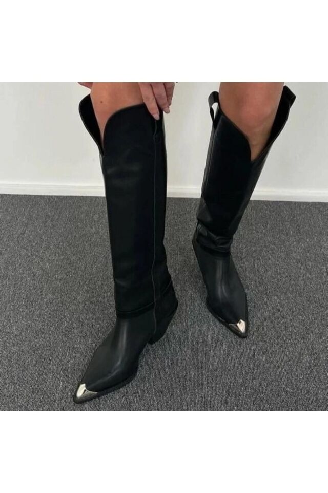 Siyah Gold Aksesuarlı Sivri Burun Deri Kadın Çizme