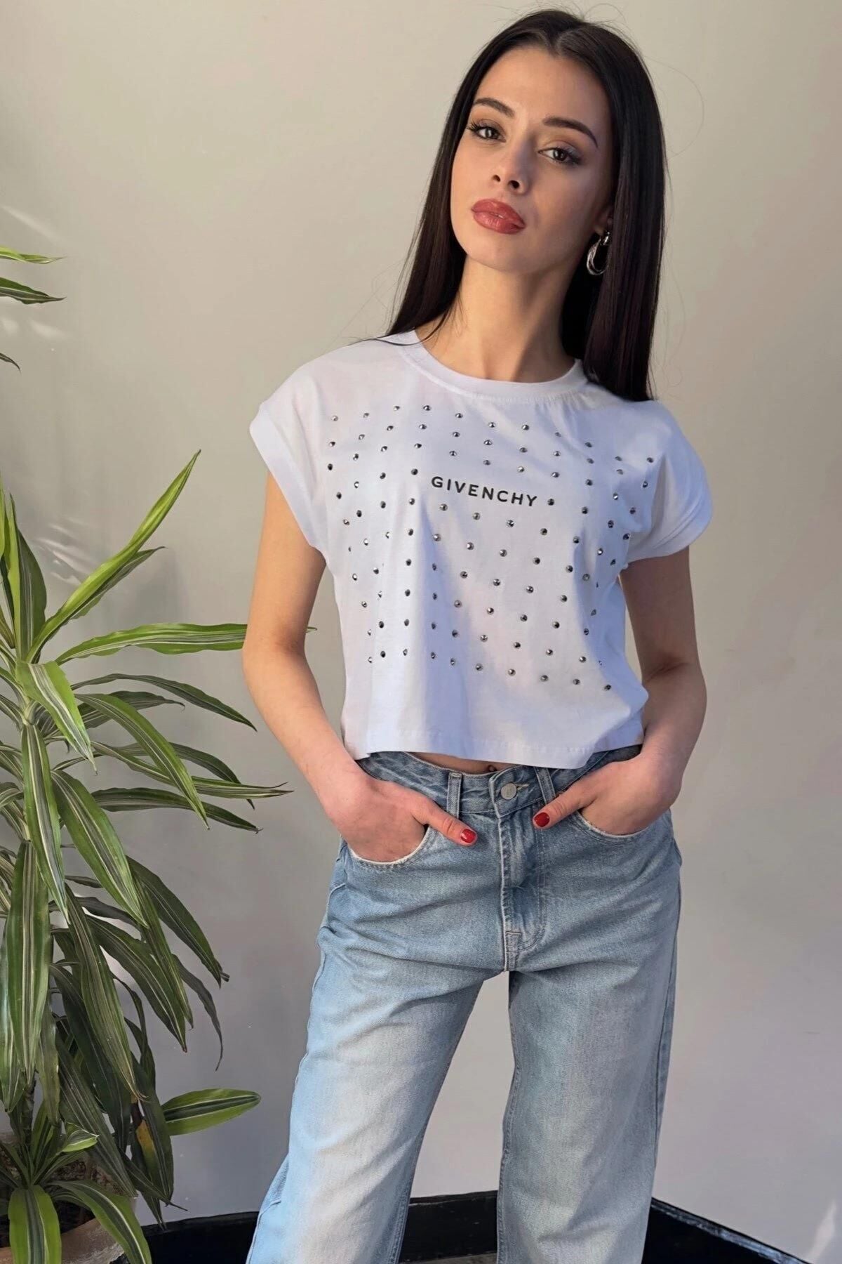 Beyaz Marka Premıum Kart Etiketli Parlak Zımba Aksesuarlı Tişört